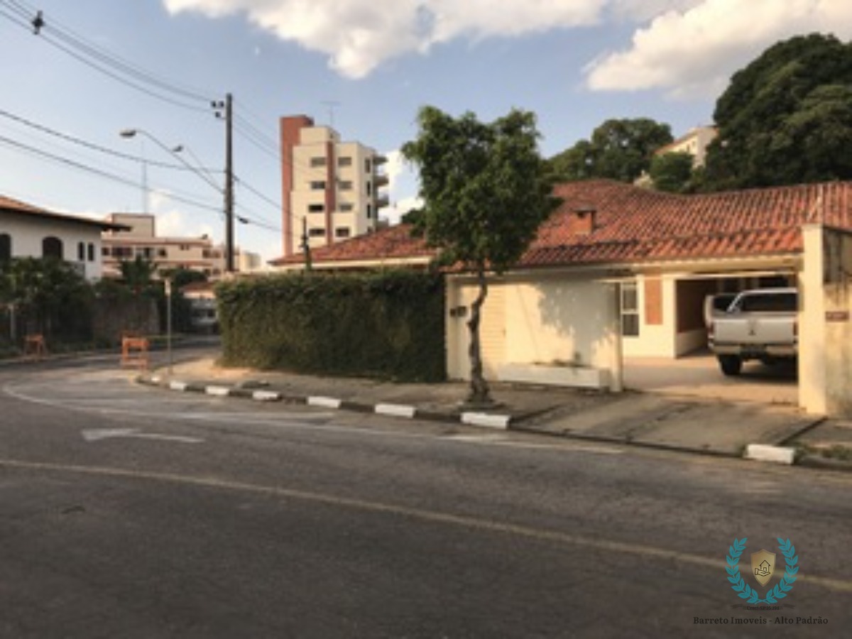 Casa à venda com 4 quartos, 236m² - Foto 1